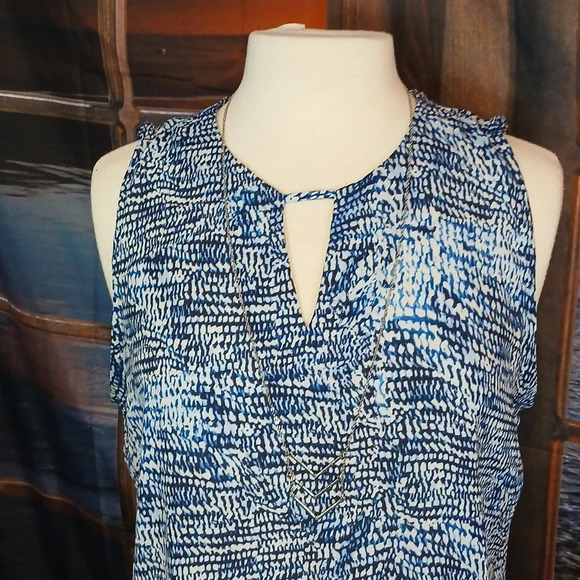 5/$25 Violent and Claire size large blue keyhole tank blouse - Picture 3 of 10